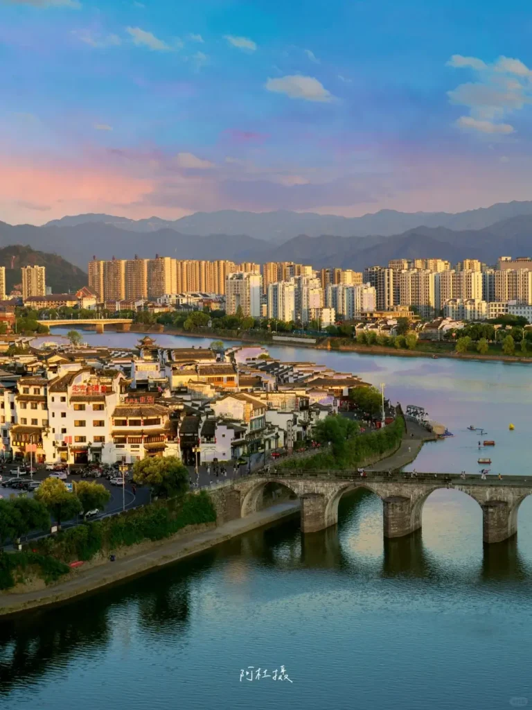 TunXi
TunXi Ancient Street
Anhui travel guide