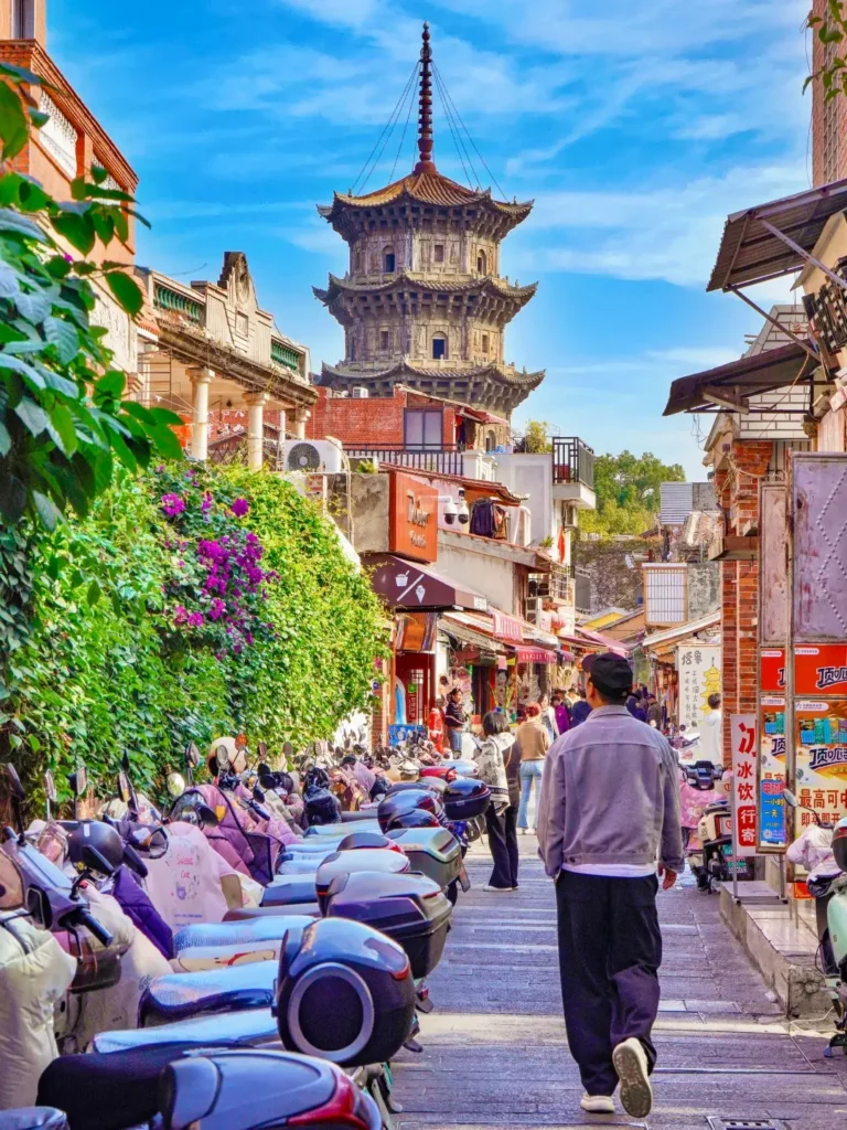 Fujian Itinerary
Fujian culture tour
Hakka Tulou guide
Quanzhou Maritime Silk Road
Kaiyuan Temple