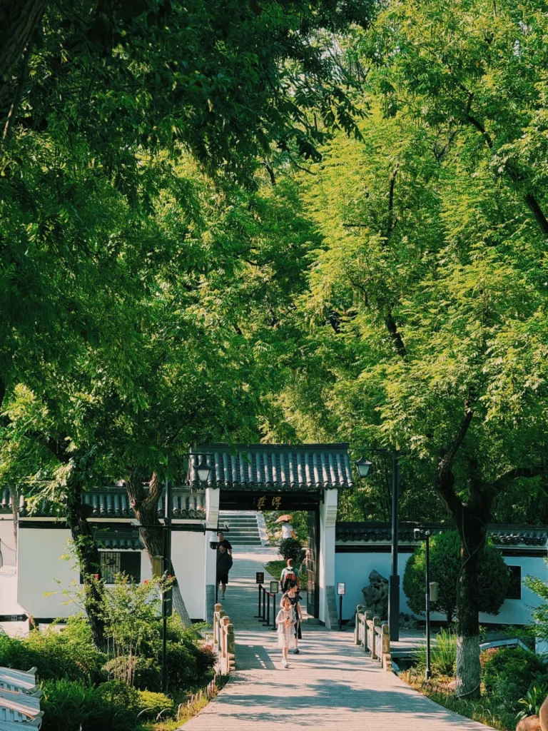 Kaifeng itinerary
Kaifeng travel guide
Song Dynasty
Millennium City Park
Kaifeng night market
Henan travel
Lord Bao Memorial Temple