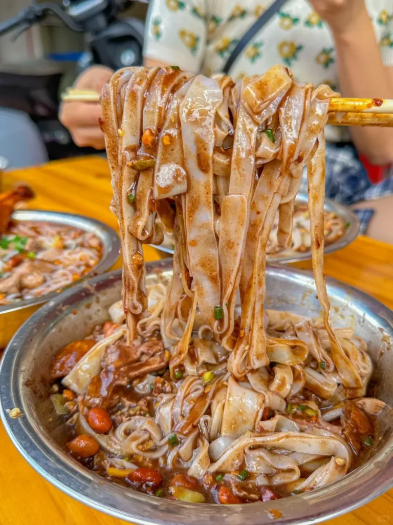 Liuzhou travel guide
Liuzhou itinerary
Luosifen
San jiang
top attractions
China travel
Exploring the rich culinary culture of Snail Noodles using this comprehensive Liuzhou itinerary.