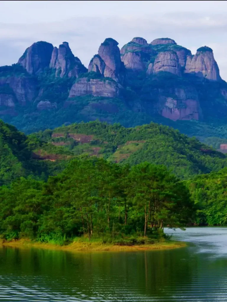 Yulin travel guide
Things to do in Yulin
Yulin attractions
Yuntian Palace
Yulin itinerary
Duqiao Mountain
Hiking the alpine meadows of Mount Darong to experience the best things to do in Yulin