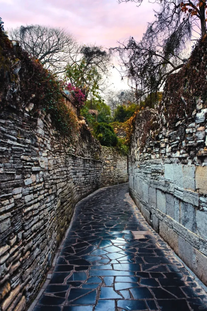 Guiyang travel guideGuiyang itineraryQianlingshan ParkJiaxiu PavilionQingyan Ancient TownGuizhou travel