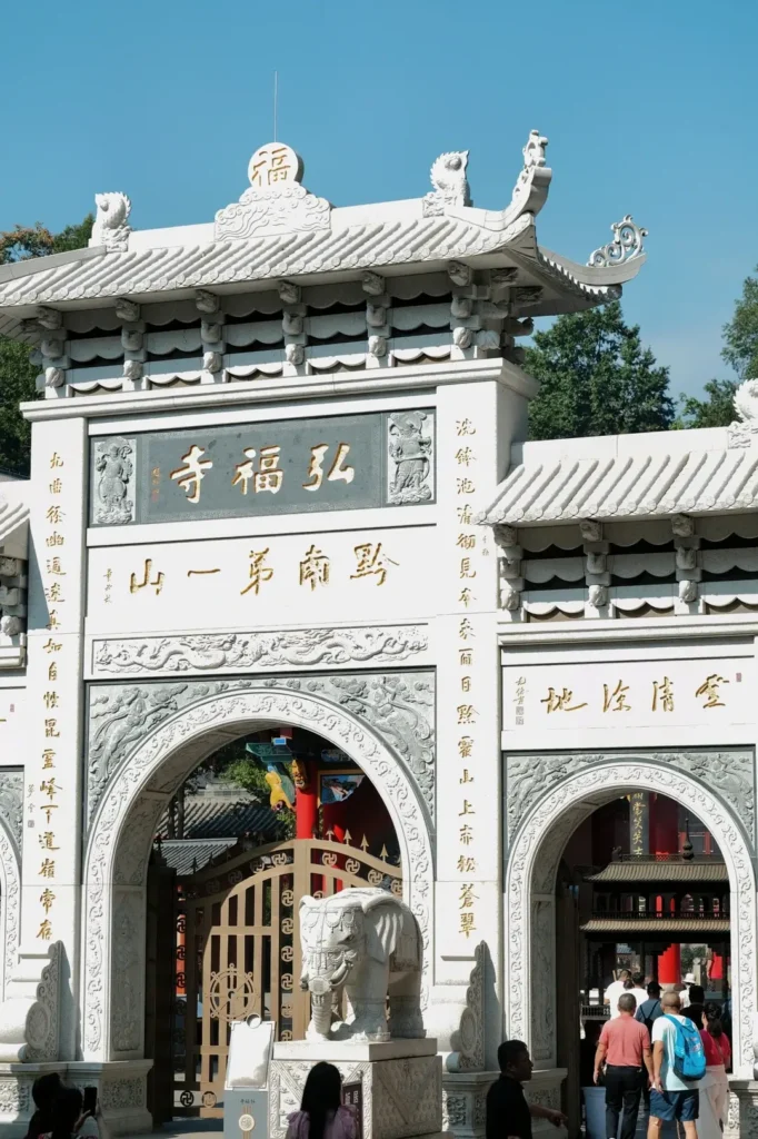 Guiyang travel guideGuiyang itineraryQianlingshan ParkJiaxiu PavilionQingyan Ancient TownGuizhou travel