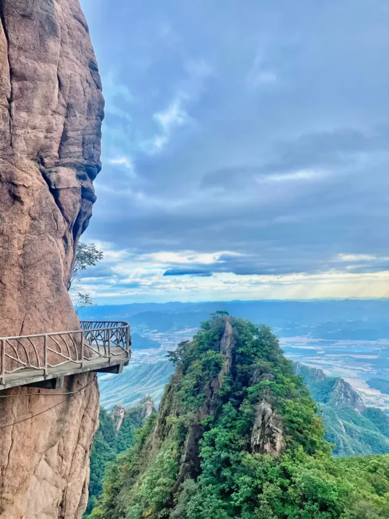 Dandong travel guide
Things to do in Dandong
Dandong attractions
Dandong itinerary
Yalu River
Tiger Mountain Great Wall
North Korea border