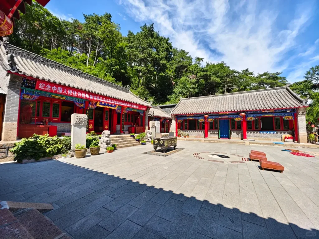 Hiking Qianshan National Park is one of the top things to do in Anshan outlined in this Anshan travel guide.
Anshan travel guide
Things to do in Anshan
Anshan attractions
Anshan itinerary
Qianshan National Park
Jade Buddha Palace
Tanggangzi