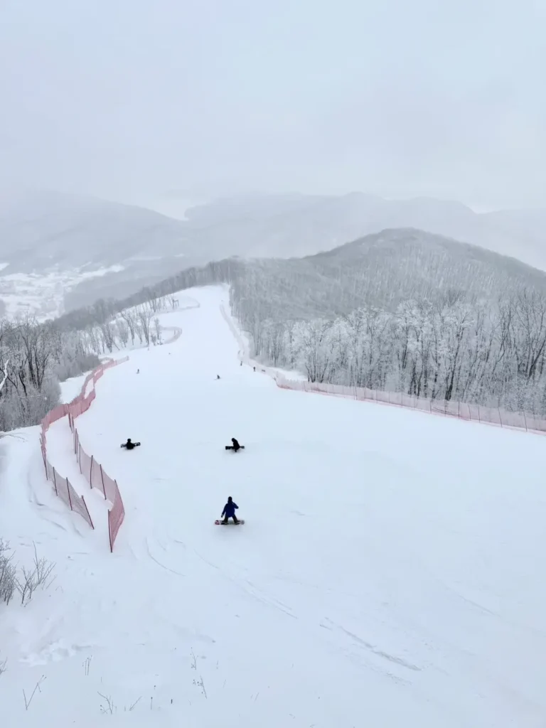 Skiing is a key part of any Jilin City itinerary and a highlight in this expert Jilin City travel guide.
Jilin City travel guide
things to do in Jilin City
Jilin City itinerary
Jilin rime ice
Wusong Dao
Vanke Songhua Lake ski resort
Manchu copper hot pot