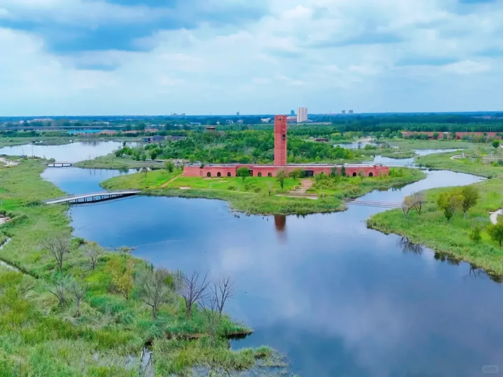 Bird watching at Hengshui Lake is one of the top things to do in Hengshui.
Hengshui travel guide
Things to do in Hengshui
Hengshui attractions
Hengshui itinerary
Hengshui Lake
Inside-painted snuff bottles
