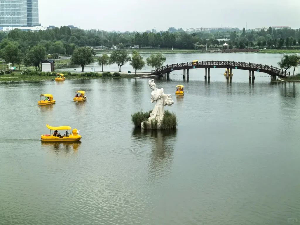 Bird watching at Hengshui Lake is one of the top things to do in Hengshui.
Hengshui travel guide
Things to do in Hengshui
Hengshui attractions
Hengshui itinerary
Hengshui Lake
Inside-painted snuff bottles